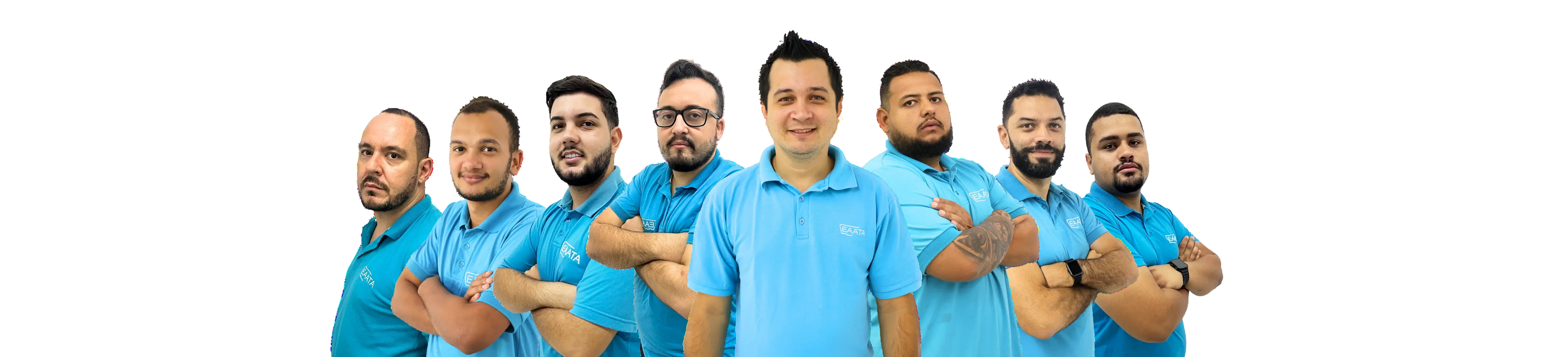 Equipe de nove profissionais da EAATA Brasil usando camisas polo azuis, posicionados lado a lado com expressão confiante e braços cruzados, sobre fundo transparente