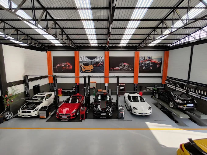 Garagem com carros esportivos - Insulblack